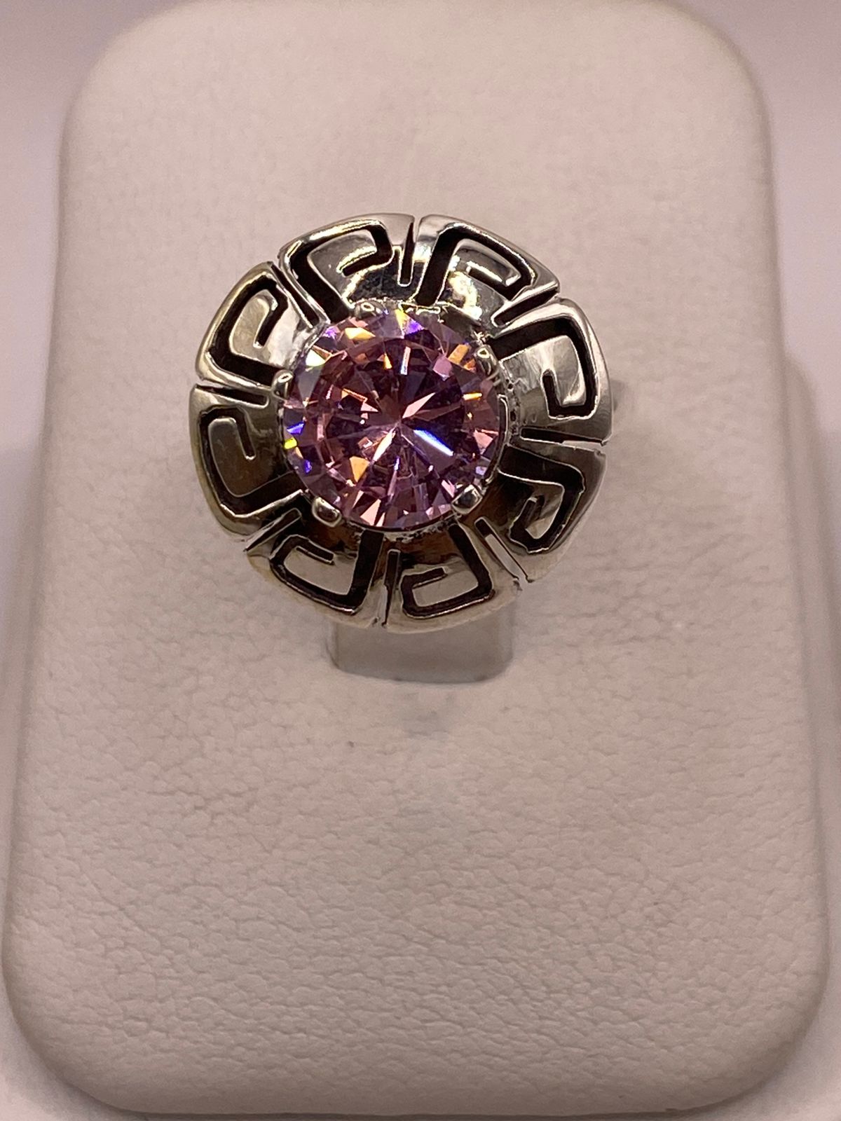 Anillo de Plata 925 con Zirconia Rosa Facetada Diseño Circular Tipo Greca, vista de detalle
