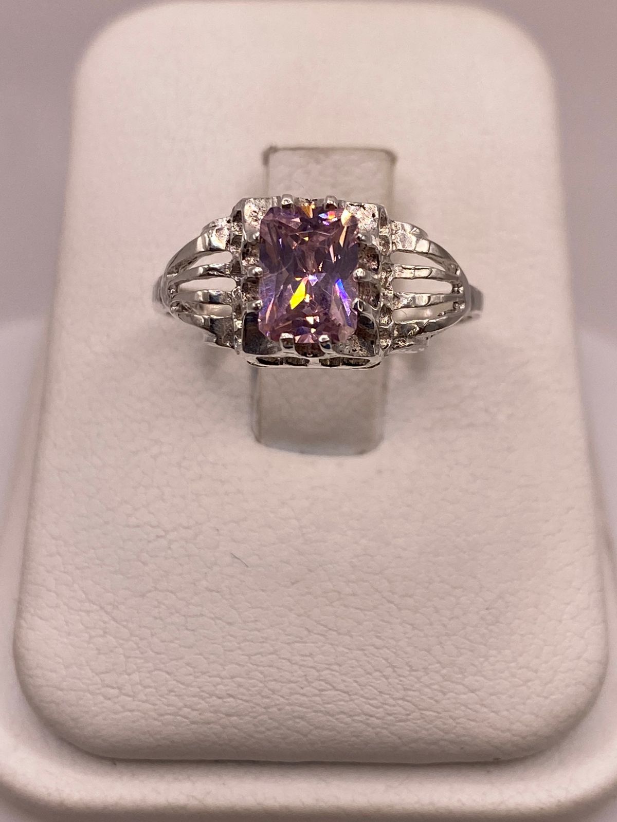 Anillo de Plata 925 con Zirconia Rosa Facetada, Diseño Elegante con Corazones, vista frontal