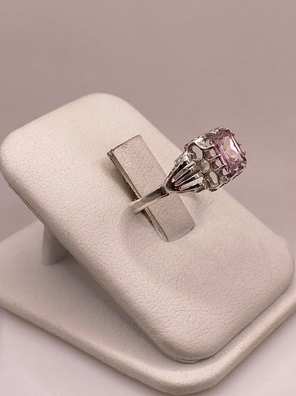 Anillo de Plata 925 con Zirconia Rosa Facetada, Diseño Elegante con Corazones, vista lateral