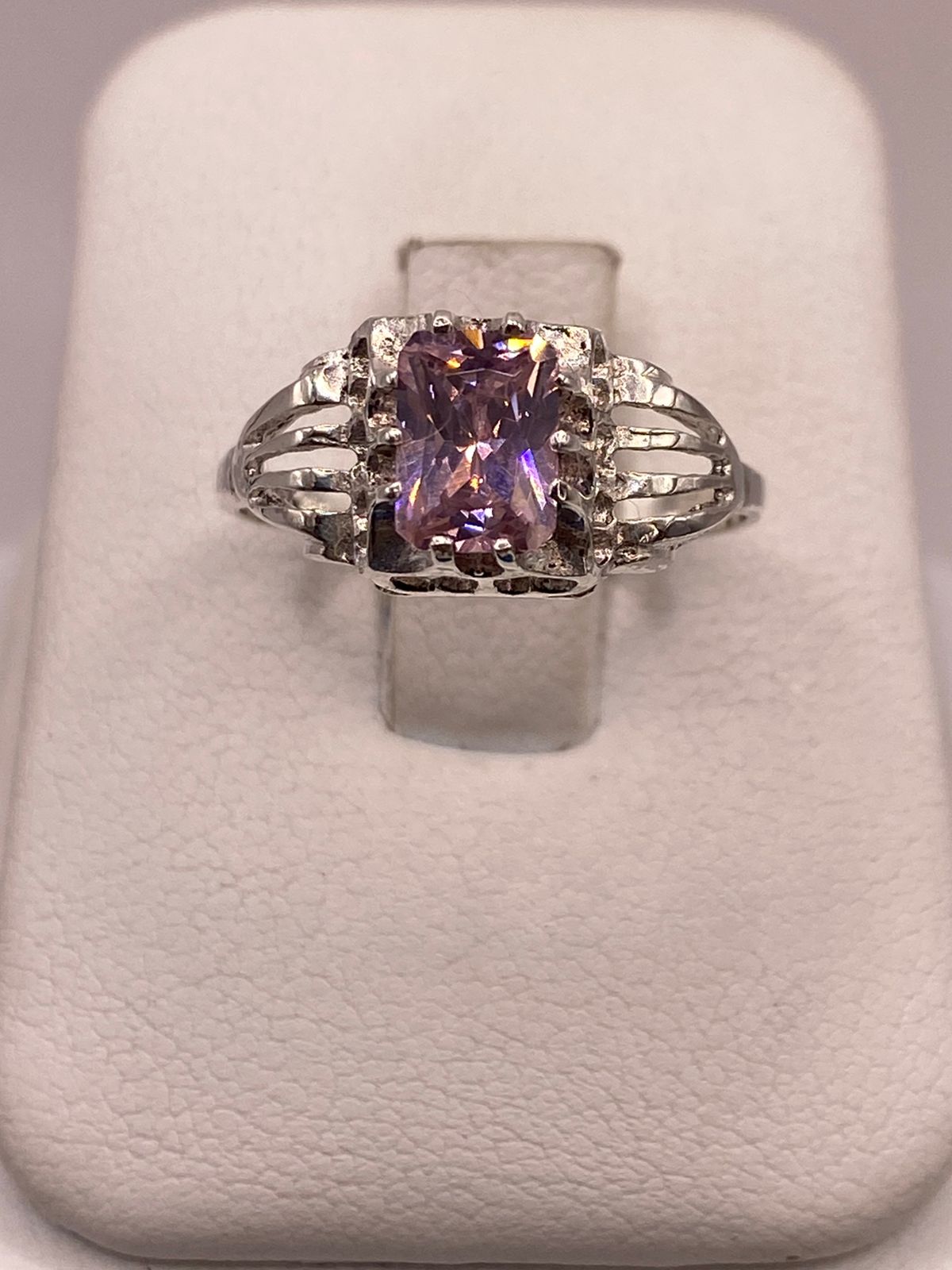 Anillo de Plata 925 con Zirconia Rosa Facetada, Diseño Elegante con Corazones en báscula mostrando peso