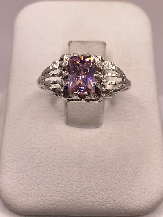 Anillo de Plata 925 con Zirconia Rosa Facetada, Diseño Elegante con Corazones en báscula mostrando peso