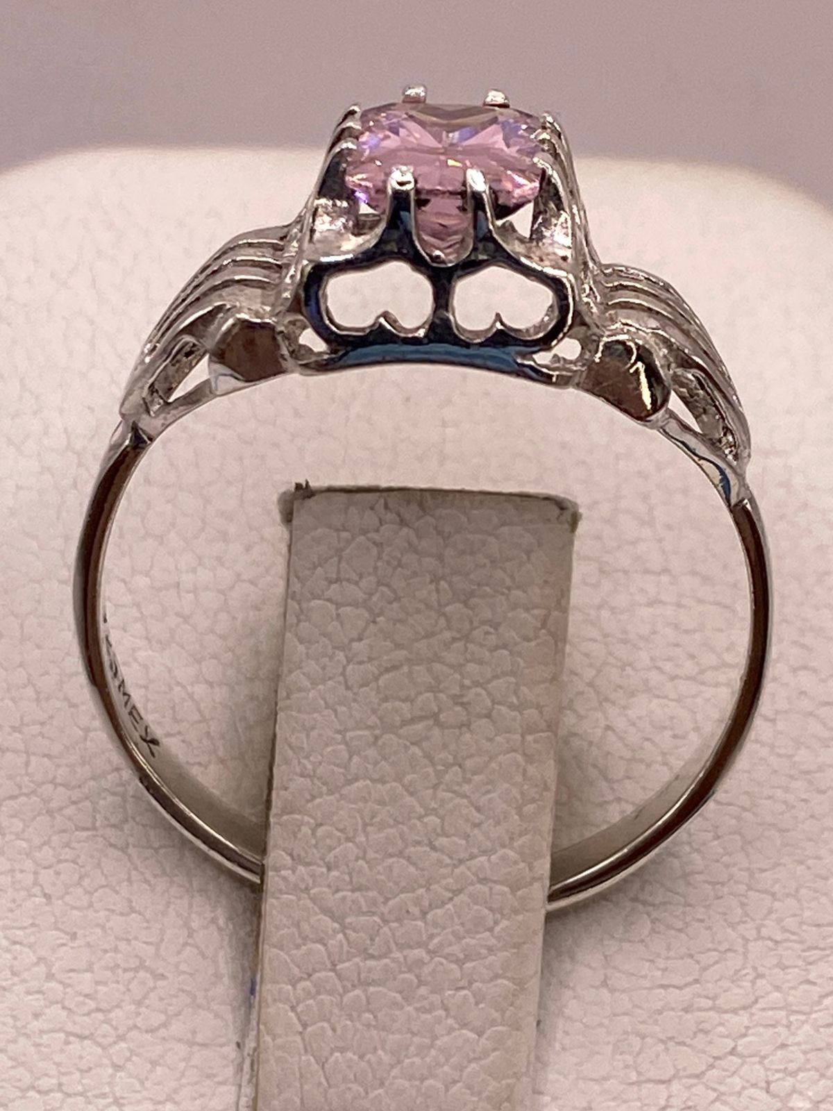 Anillo de Plata 925 con Zirconia Rosa Facetada, Diseño Elegante con Corazones, vista superior