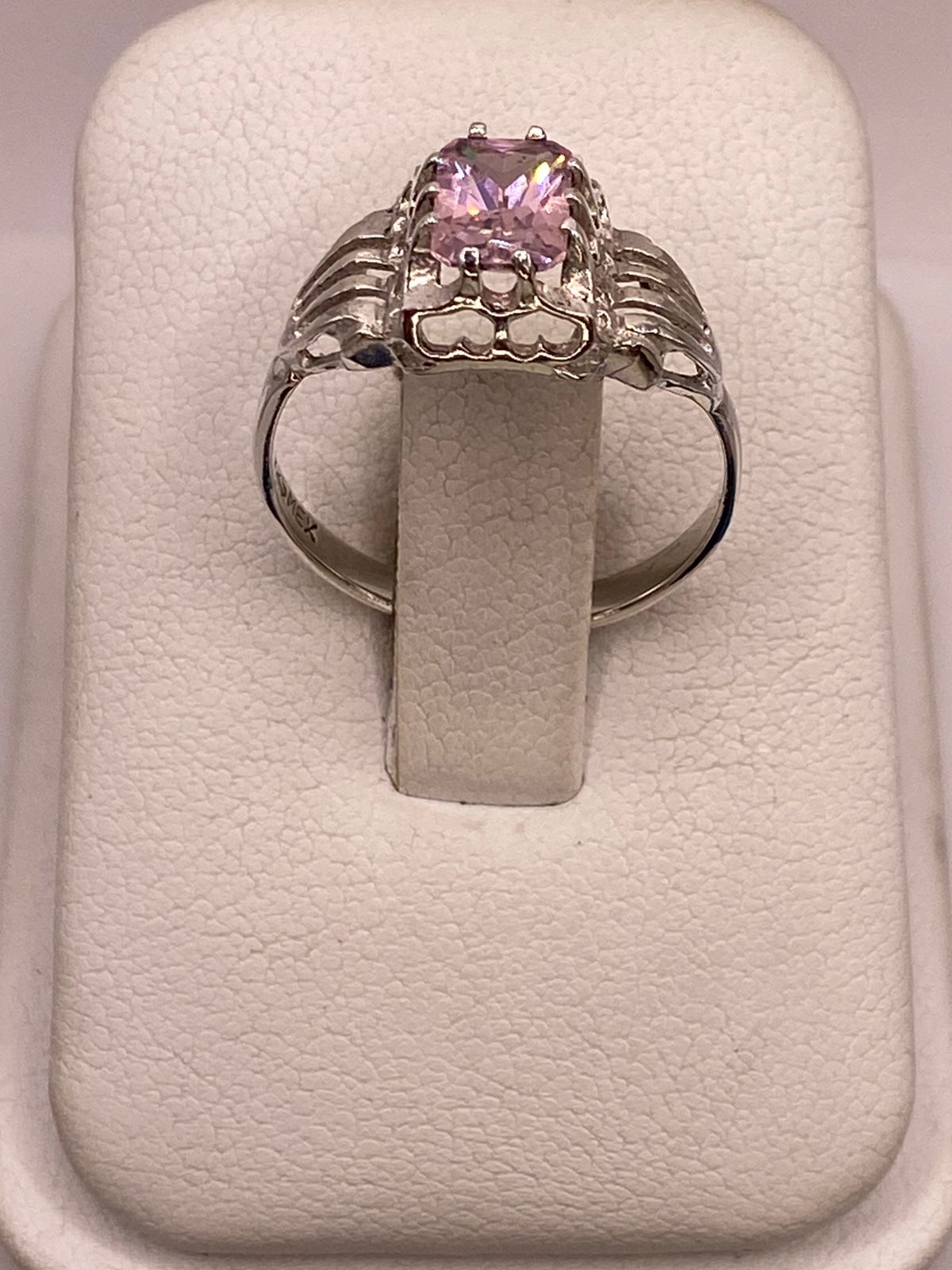 Anillo de Plata 925 con Zirconia Rosa Facetada, Diseño Elegante con Corazones, vista de detalle