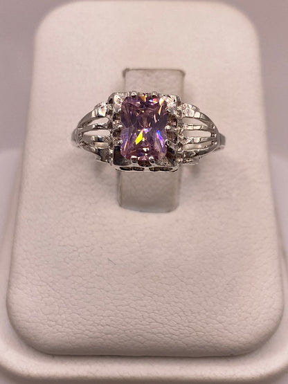Anillo de Plata 925 con Zirconia Rosa Facetada, Diseño Elegante con Corazones en báscula mostrando peso