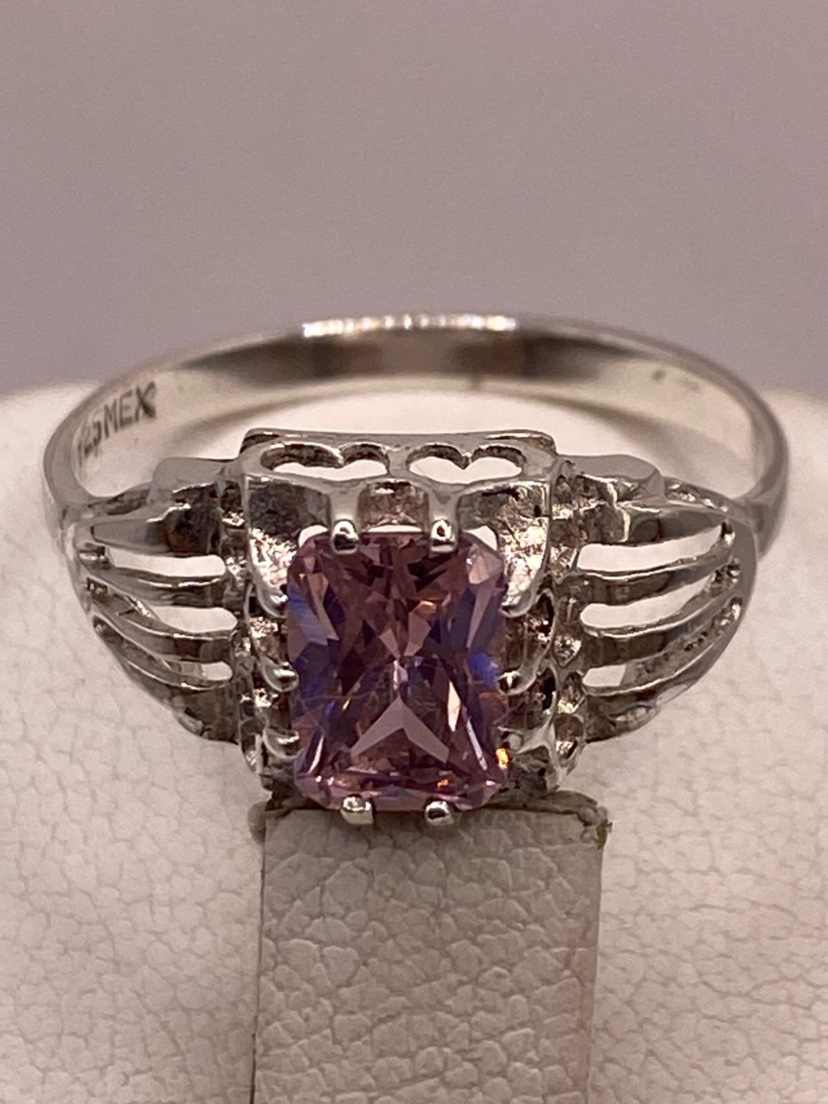 Anillo de Plata 925 con Zirconia Rosa Facetada, Diseño Elegante con Corazones, sello de autenticidad Plata Ley .925