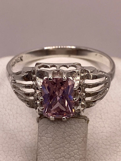 Anillo de Plata 925 con Zirconia Rosa Facetada, Diseño Elegante con Corazones, sello de autenticidad Plata Ley .925