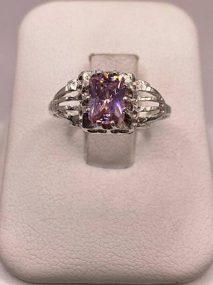 Anillo de Plata 925 con Zirconia Rosa Facetada, Diseño Elegante con Corazones, vista lateral