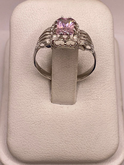 Anillo de Plata 925 con Zirconia Rosa Facetada, Diseño Elegante con Corazones, vista de detalle