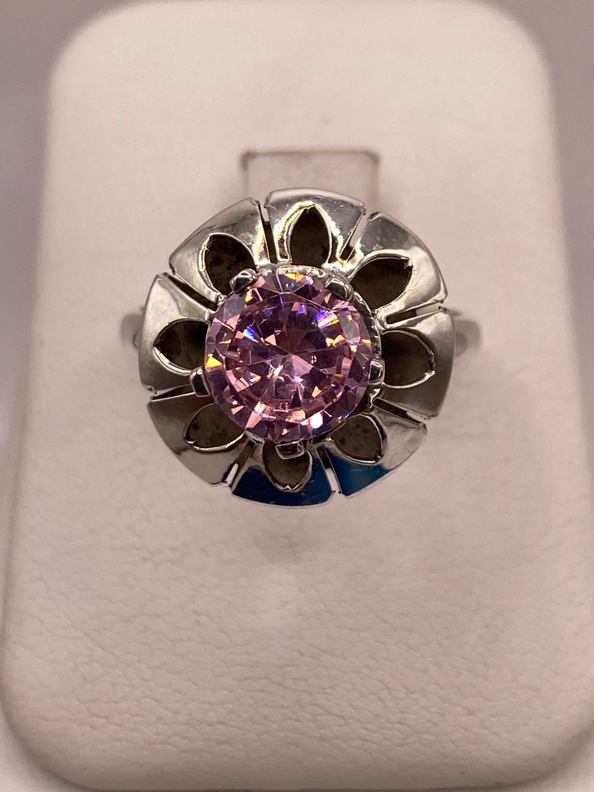 Anillo de Plata 925 con Zirconia Rosa Facetada, Diseño Floral Hecho, vista frontal