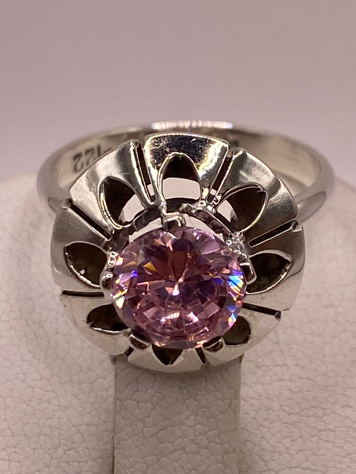 Anillo de Plata 925 con Zirconia Rosa Facetada, Diseño Floral Hecho, sello de autenticidad Plata Ley .925