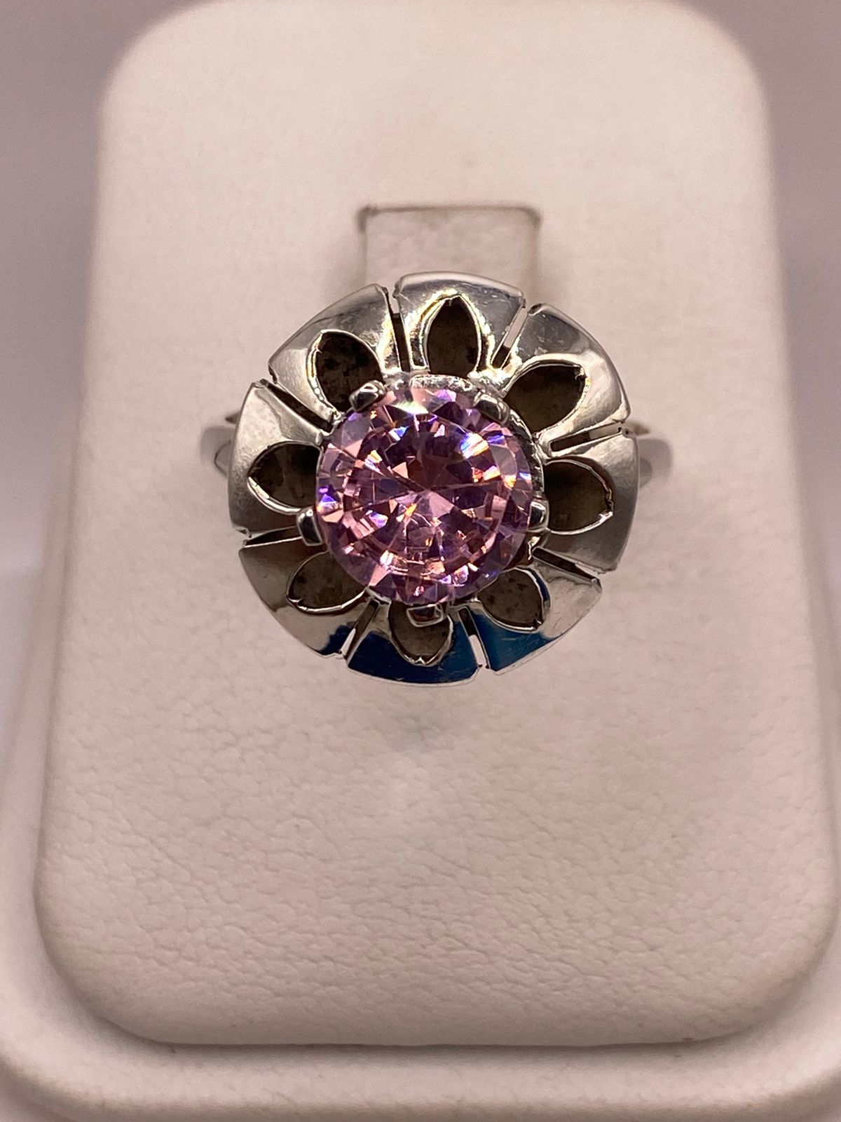 Anillo de Plata 925 con Zirconia Rosa Facetada, Diseño Floral Hecho — detalle de acabado
