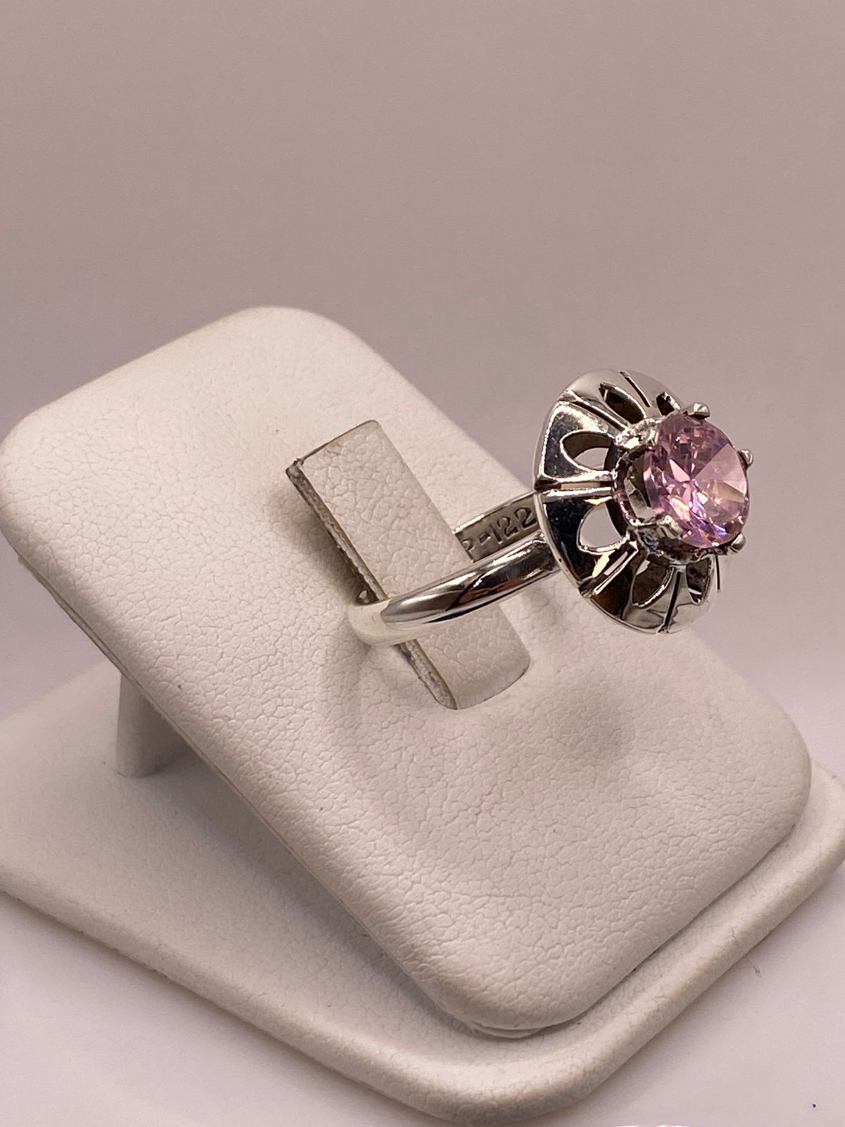 Anillo de Plata 925 con Zirconia Rosa Facetada, Diseño Floral Hecho, vista posterior