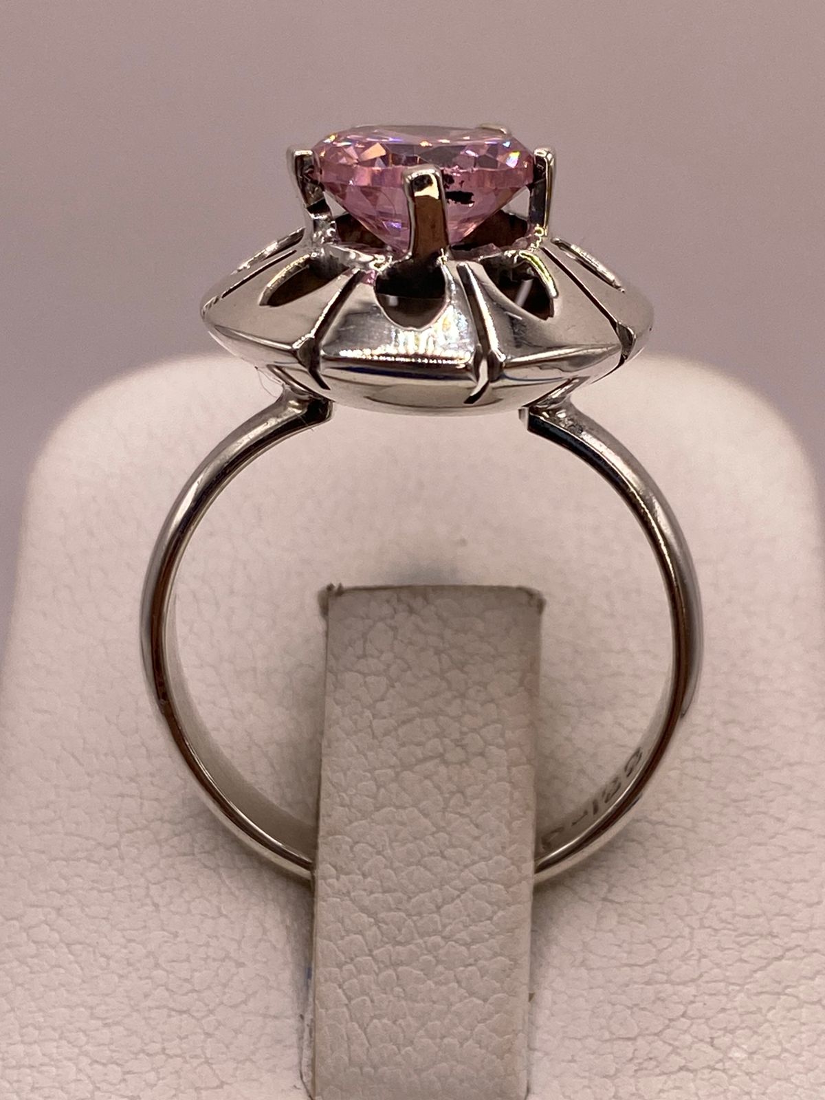Anillo de Plata 925 con Zirconia Rosa Facetada, Diseño Floral Hecho, vista lateral