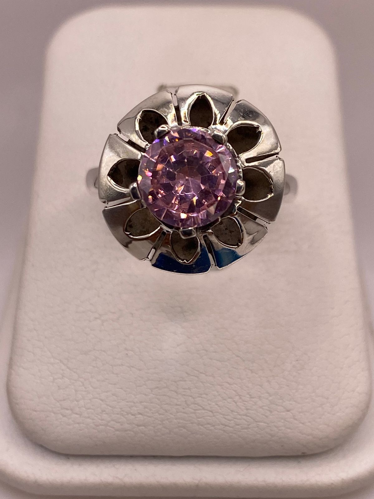 Anillo de Plata 925 con Zirconia Rosa Facetada, Diseño Floral Hecho — detalle de acabado