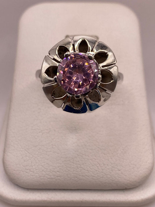 Anillo de Plata 925 con Zirconia Rosa Facetada, Diseño Floral Hecho — detalle de acabado
