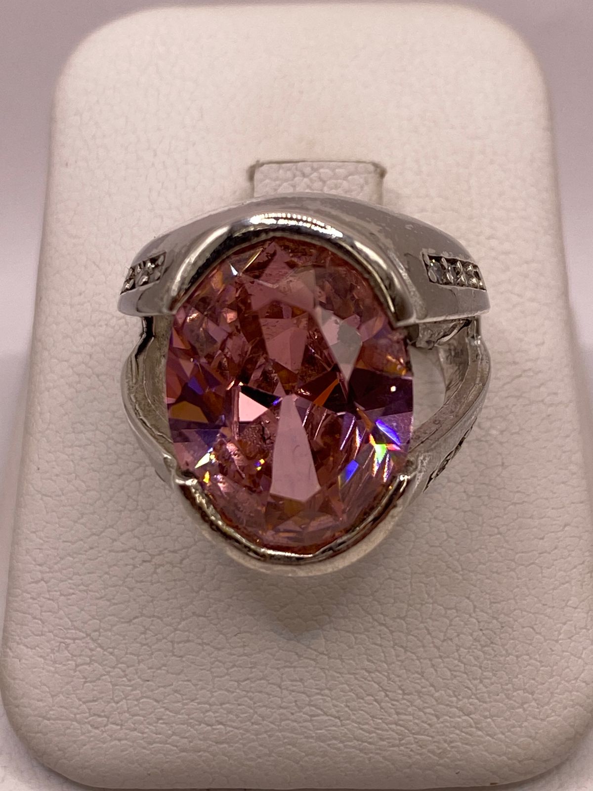 Anillo de Plata 925 con Zirconia Rosa Ovalada, vista lateral