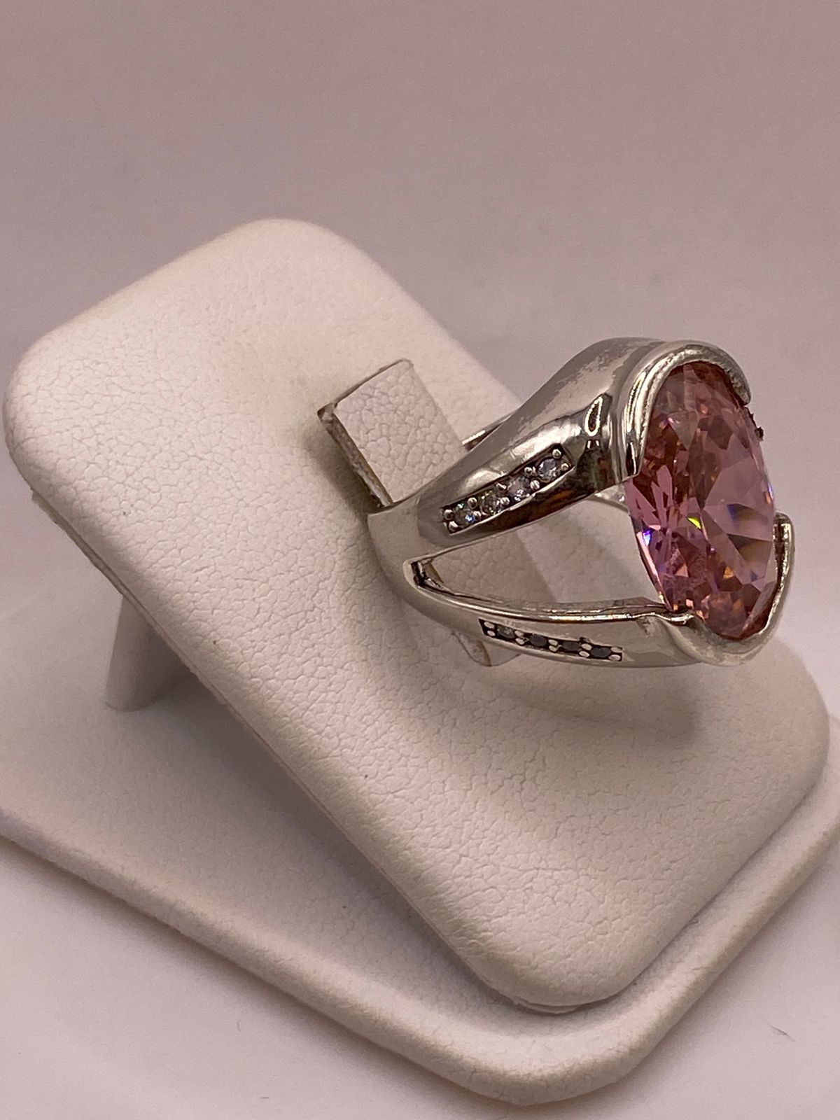 Anillo de Plata 925 con Zirconia Rosa Ovalada, vista frontal
