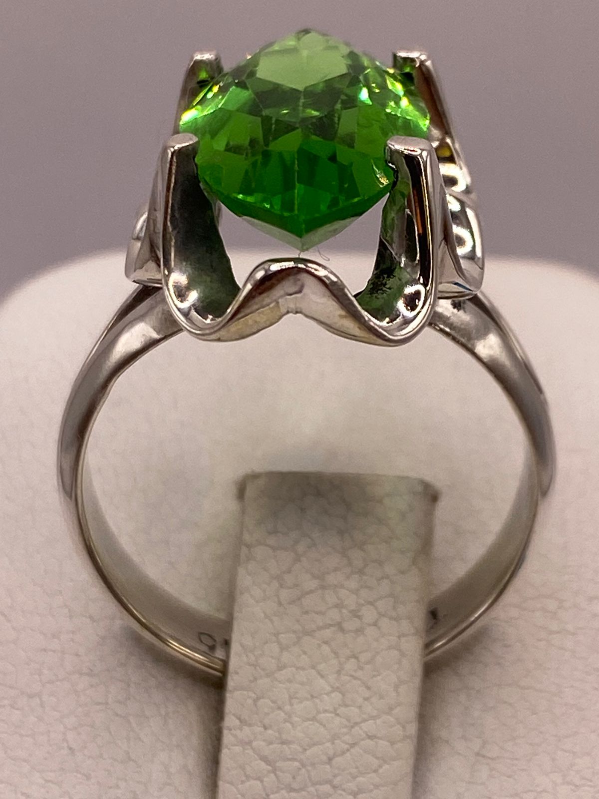 Anillo de Plata 925 con Zirconia Verde, vista superior