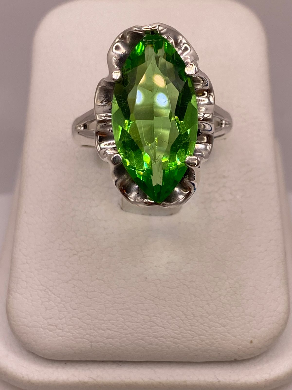 Anillo de Plata 925 con Zirconia Verde — detalle de acabado