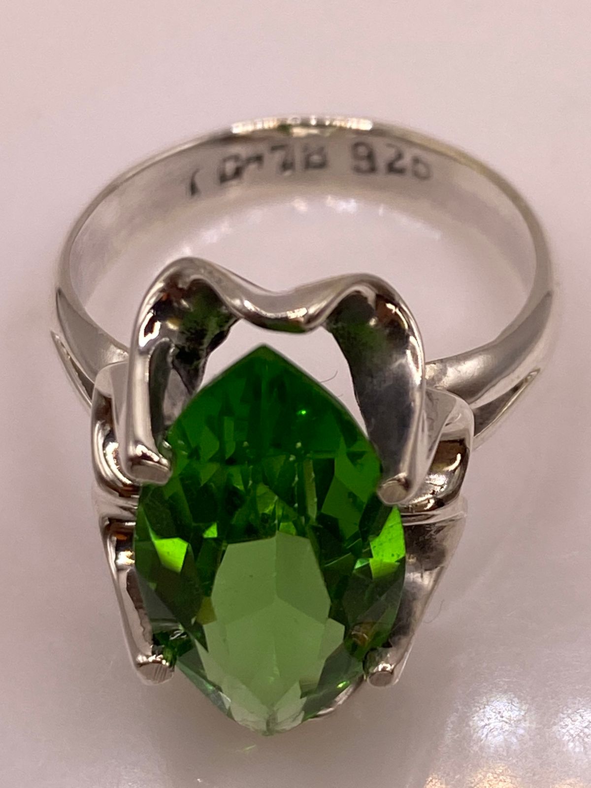 Anillo de Plata 925 con Zirconia Verde, sello de autenticidad Plata Ley .925
