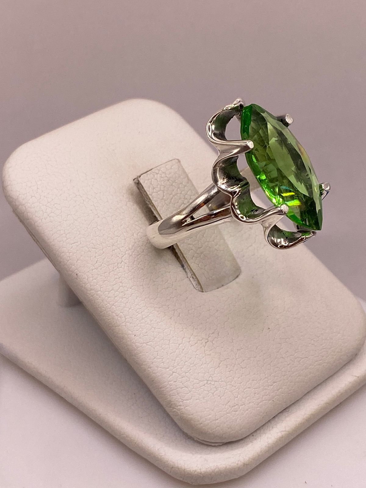 Anillo de Plata 925 con Zirconia Verde, vista lateral