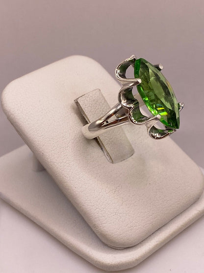 Anillo de Plata 925 con Zirconia Verde, vista lateral