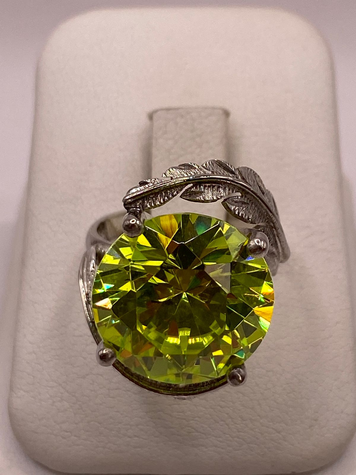 Anillo de Plata 925 con Zirconia Verde Limón y Diseño de Hojas, vista de detalle