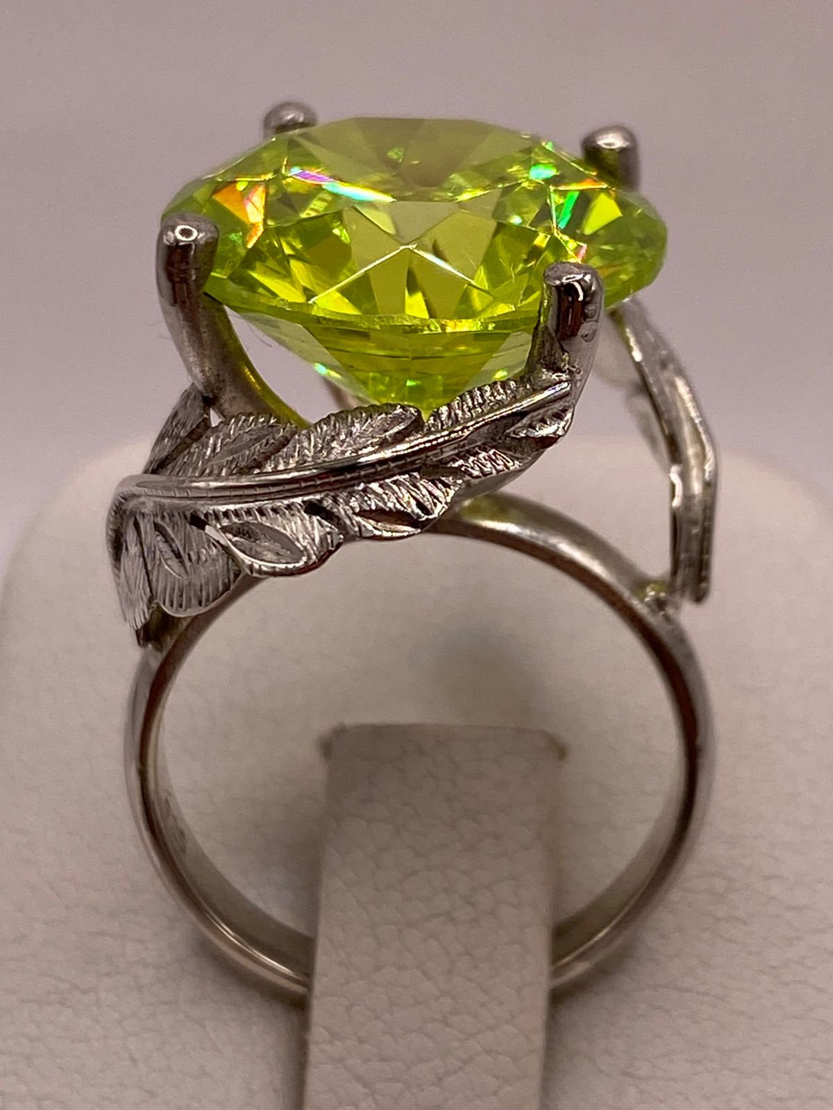 Anillo de Plata 925 con Zirconia Verde Limón y Diseño de Hojas, vista superior