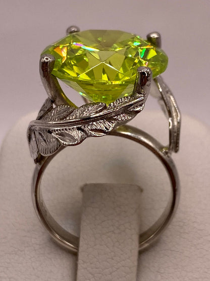 Anillo de Plata 925 con Zirconia Verde Limón y Diseño de Hojas, vista superior