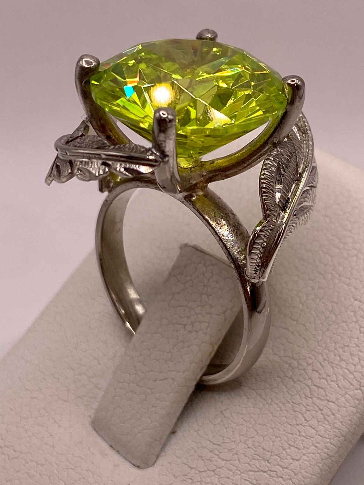 Anillo de Plata 925 con Zirconia Verde Limón y Diseño de Hojas, vista posterior