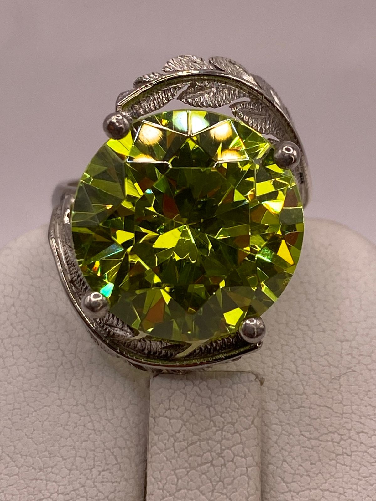 Anillo de Plata 925 con Zirconia Verde Limón y Diseño de Hojas, sello de autenticidad Plata Ley .925