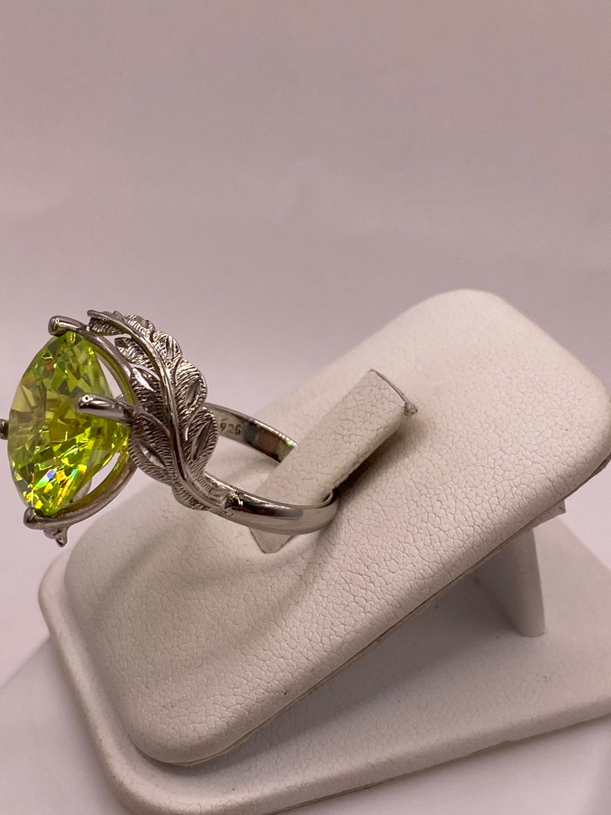 Anillo de Plata 925 con Zirconia Verde Limón y Diseño de Hojas, vista lateral