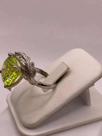 Anillo de Plata 925 con Zirconia Verde Limón y Diseño de Hojas, vista lateral