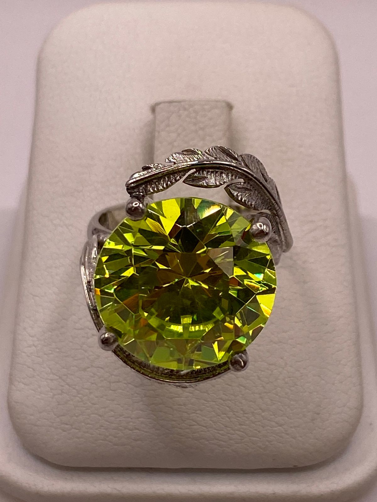 Anillo de Plata 925 con Zirconia Verde Limón y Diseño de Hojas — detalle de acabado