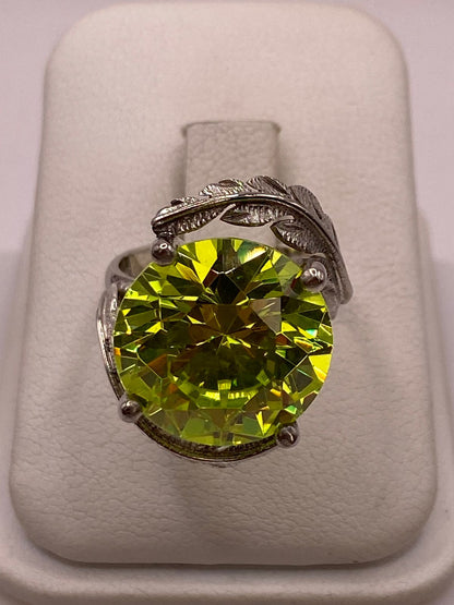 Anillo de Plata 925 con Zirconia Verde Limón y Diseño de Hojas — detalle de acabado