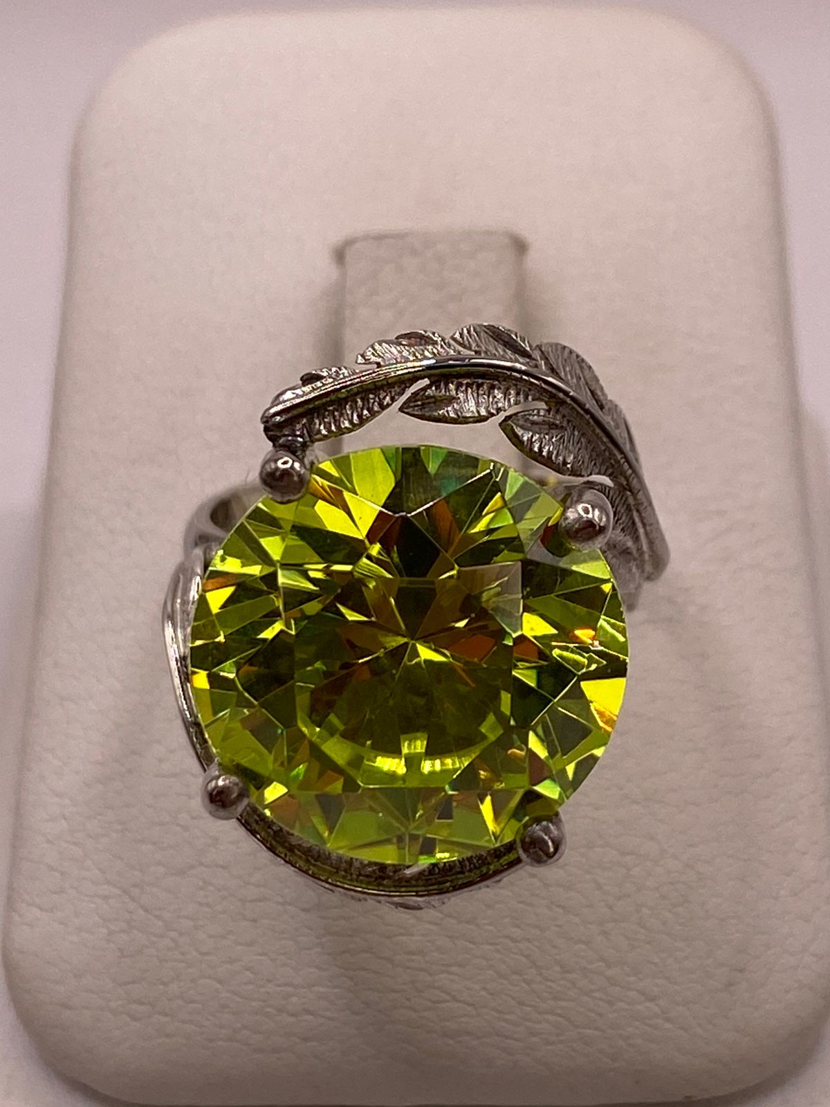 Anillo de Plata 925 con Zirconia Verde Limón y Diseño de Hojas, vista frontal