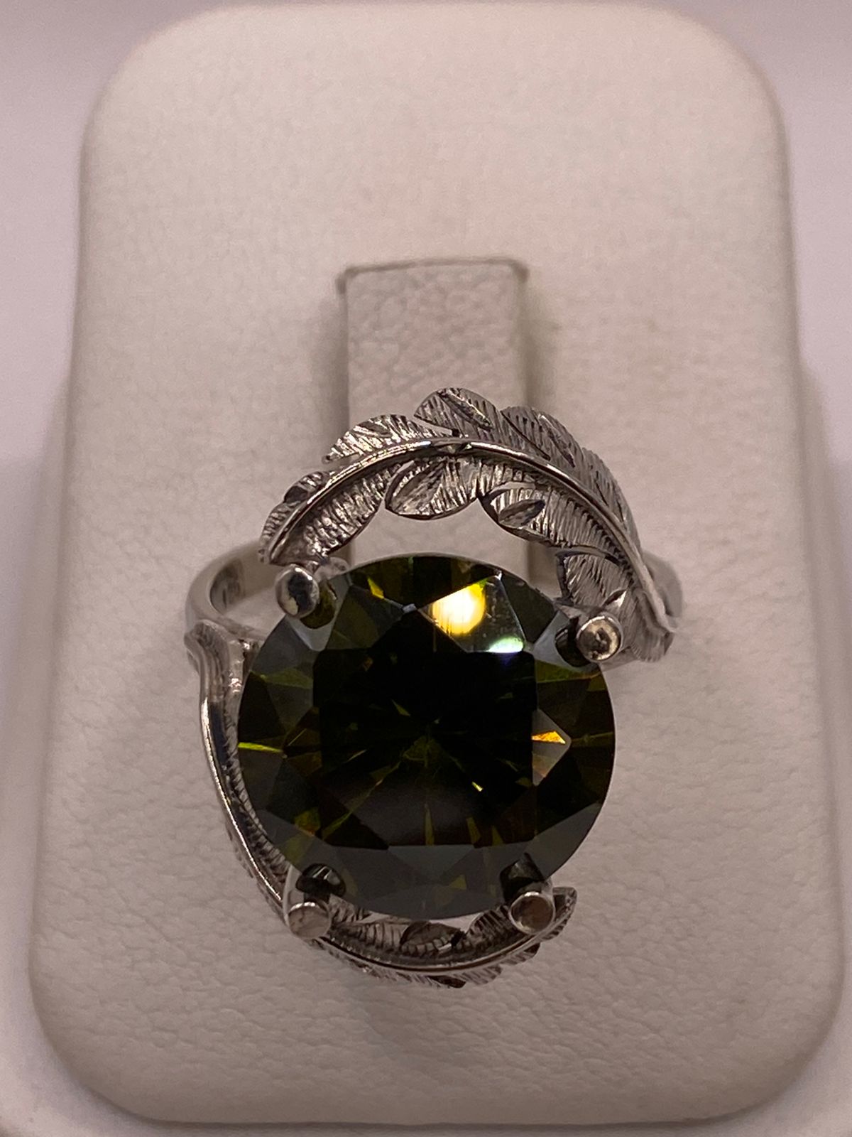 Anillo de Plata 925 con Zirconia Verde Olivo y Diseño de Hojas, vista posterior