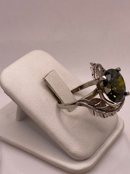 Anillo de Plata 925 con Zirconia Verde Olivo y Diseño de Hojas, vista lateral