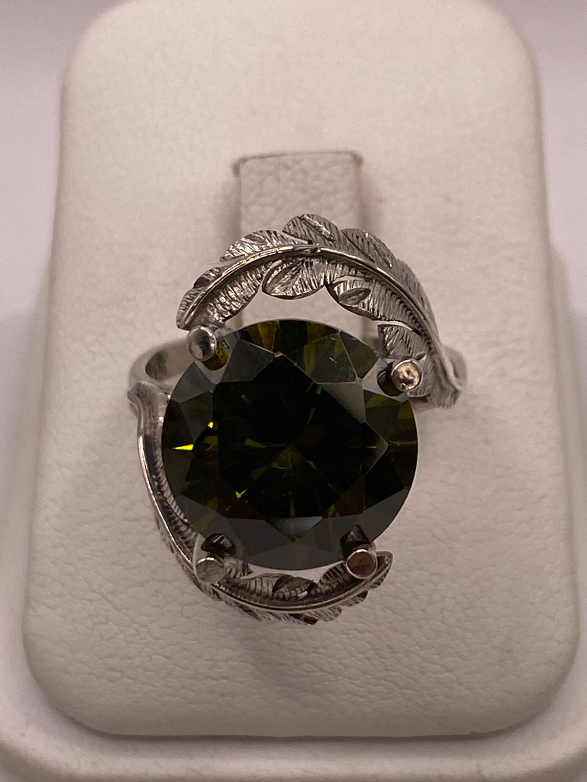 Anillo de Plata 925 con Zirconia Verde Olivo y Diseño de Hojas — imagen 9