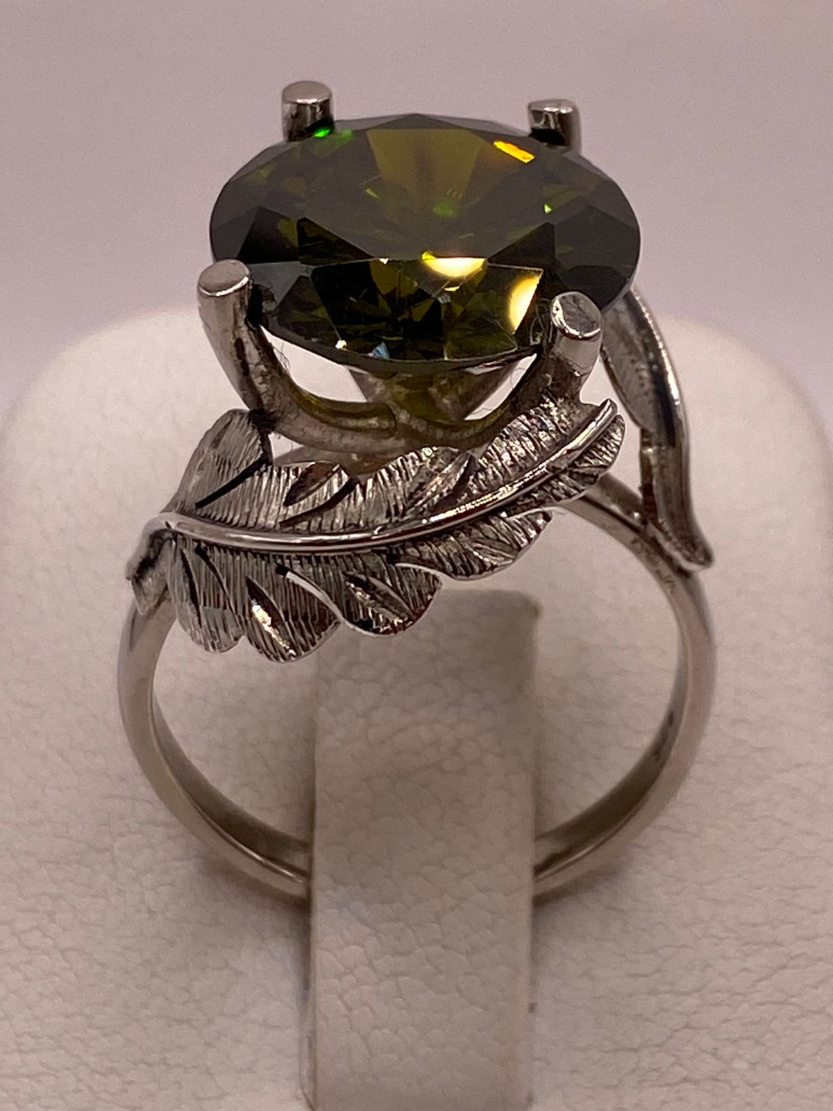 Anillo de Plata 925 con Zirconia Verde Olivo y Diseño de Hojas, vista superior