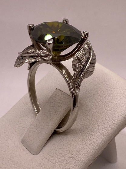 Anillo de Plata 925 con Zirconia Verde Olivo y Diseño de Hojas