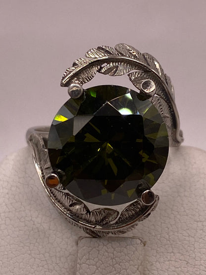 Anillo de Plata 925 con Zirconia Verde Olivo y Diseño de Hojas, sello de autenticidad Plata Ley .925