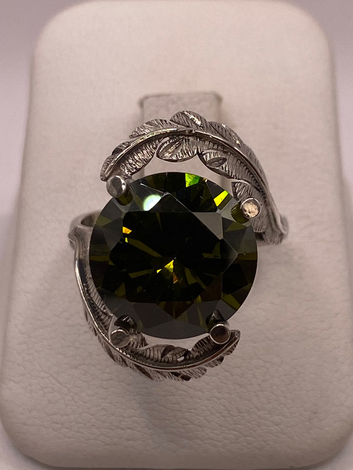 Anillo de Plata 925 con Zirconia Verde Olivo y Diseño de Hojas, vista frontal