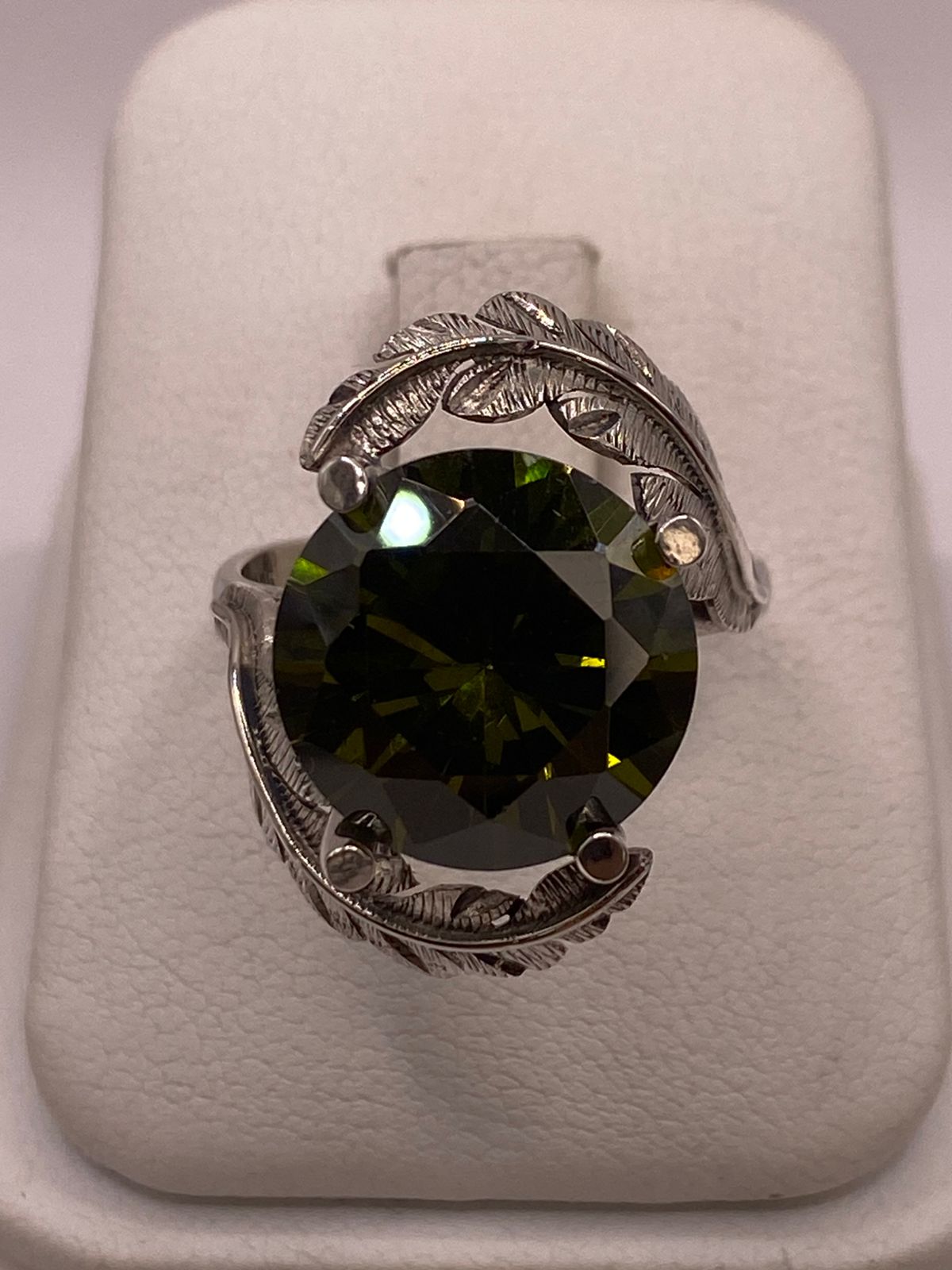 Anillo de Plata 925 con Zirconia Verde Olivo y Diseño de Hojas, vista de detalle
