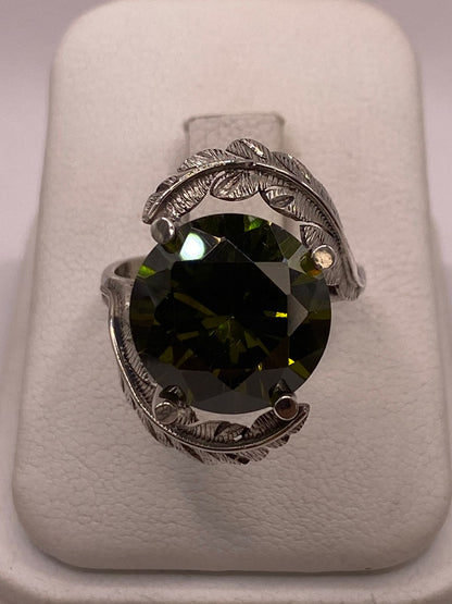 Anillo de Plata 925 con Zirconia Verde Olivo y Diseño de Hojas, vista de detalle