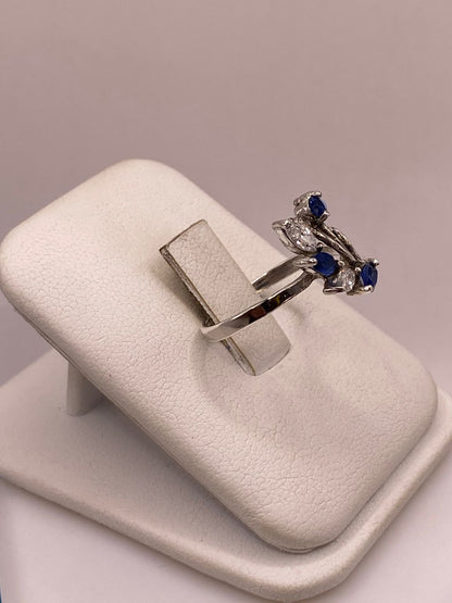 Anillo de Plata 925 con Zirconias Azules y Blancas, Diseño Floral Abstracto, vista lateral
