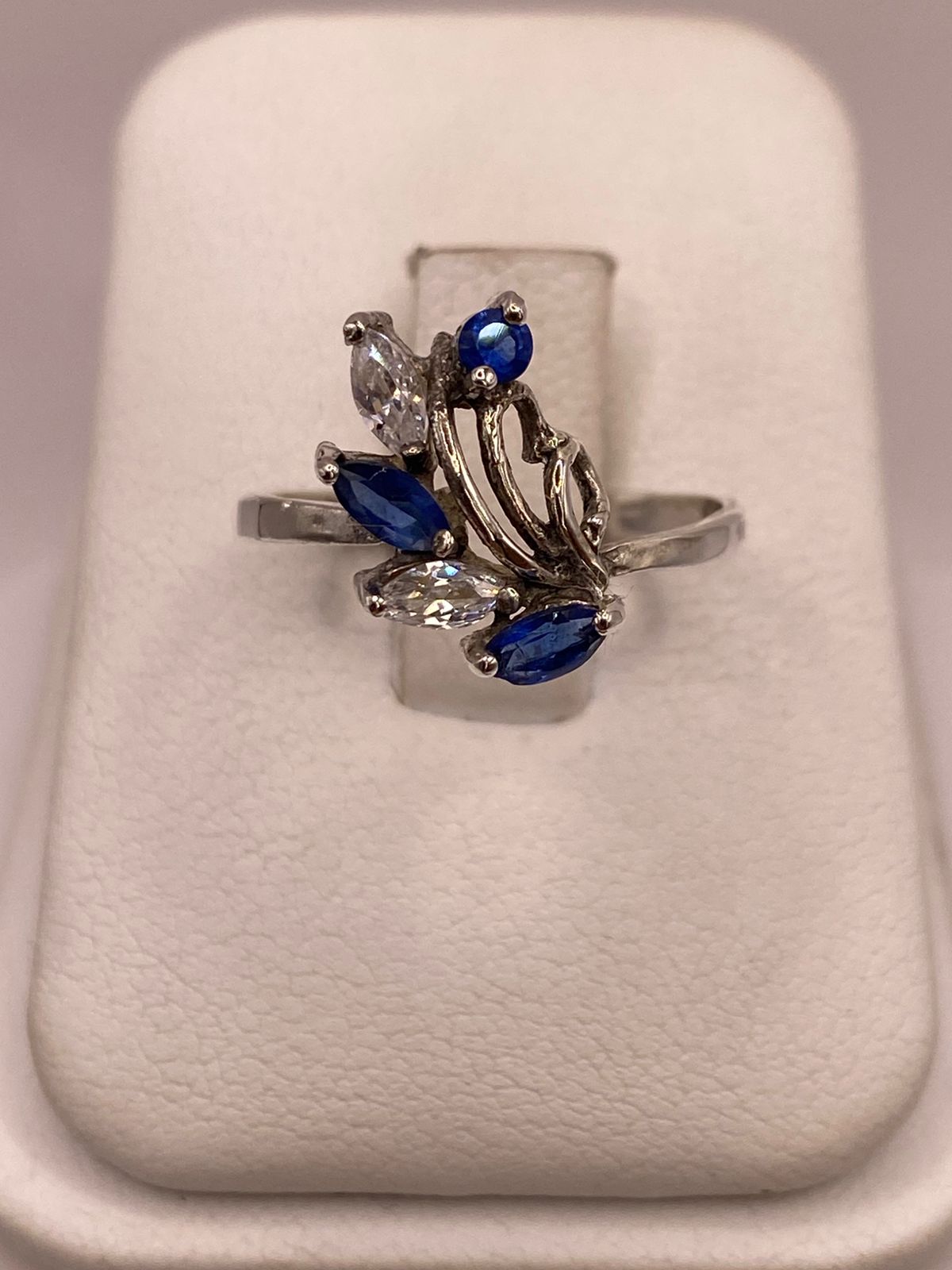 Anillo de Plata 925 con Zirconias Azules y Blancas, Diseño Floral Abstracto, vista superior