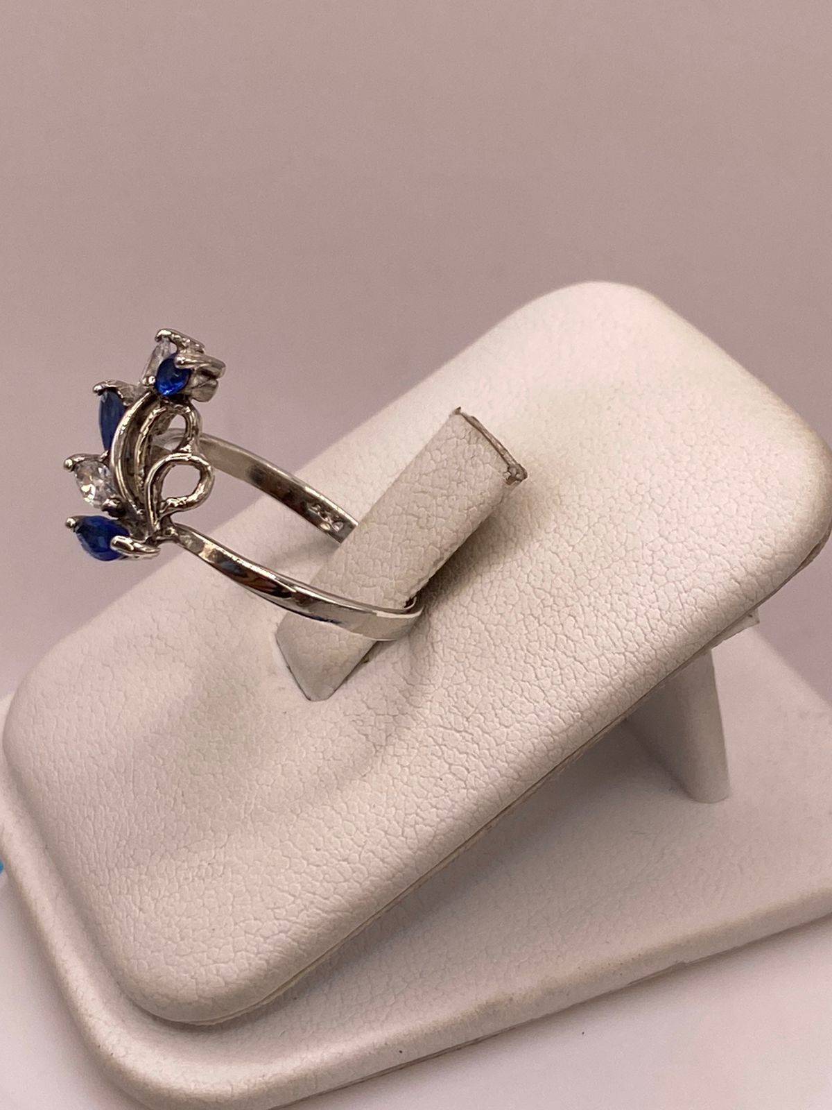 Anillo de Plata 925 con Zirconias Azules y Blancas, Diseño Floral Abstracto, vista de detalle