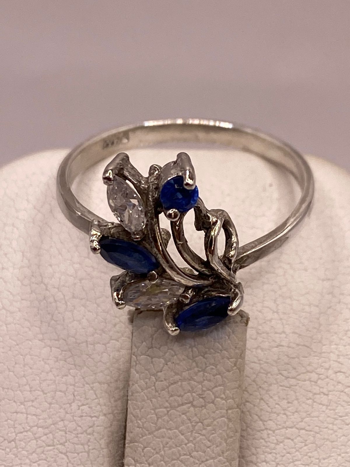 Anillo de Plata 925 con Zirconias Azules y Blancas, Diseño Floral Abstracto, sello de autenticidad Plata Ley .925