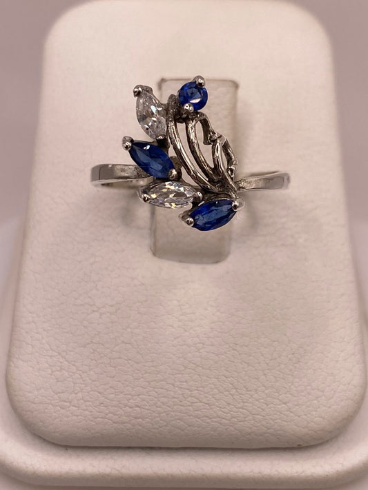 Anillo de Plata 925 con Zirconias Azules y Blancas, Diseño Floral Abstracto en báscula mostrando peso